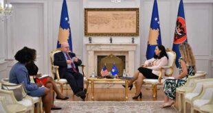 Kryetarja, Vjosa Osmani, ka pritur në takim ambasadorin amerikan në Kosovë, Jeffrey Hovenier