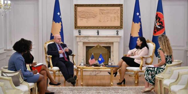 Kryetarja, Vjosa Osmani, ka pritur në takim ambasadorin amerikan në Kosovë, Jeffrey Hovenier