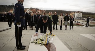 Kryetari Veseli bëri homazhe pranë varrit të Komandantit Legjendar, Adem Jashari