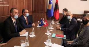 Ministri Krasniqi e takon ambasadorin e Zvicrës në Kosovë, Thomas Kolly, diskutojnë për mundësinë e investimeve