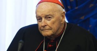 Figura e Kardinali abuzues, Theodore McCarrick mbahet në ambientet e Katedrales “Nënë Tereza”, në Prishtinë