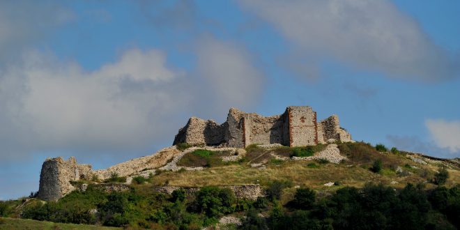 Në Kalanë e Novobërdës janë ndalur punimet për rivitalizimin e saj pas shembjeve në disa pjesë të murit të jashtëm