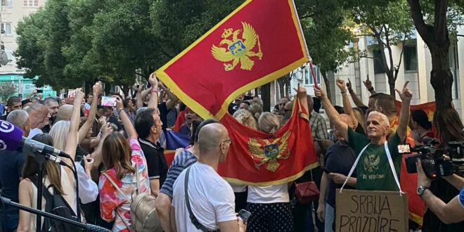 Protestuesit në Podgoricë deklarojnë se Qeveria e Abazoviqit po kapitullon para Kishës Ortodokse serbe, po krijon shtet brenda shtetit