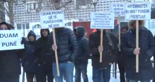 Banorët e fshatit Shipitullë protestojnë para Qeverisë, thonë se nuk u mbajt premtimi pë punësimin e tyre ne KEK