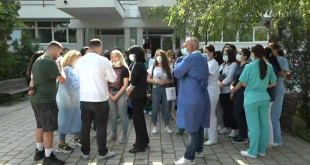 Sot para Klinikës Infektive të QKUK-së kanë protestuar infermierët që u janë ndërprerë kontratat nga Ministria e Shëndetësisë