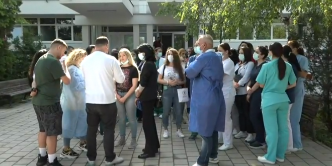 Sot para Klinikës Infektive të QKUK-së kanë protestuar infermierët që u janë ndërprerë kontratat nga Ministria e Shëndetësisë