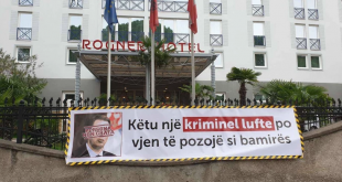 Në Tiranë sot është protestuar kundër vizitës se Vuçiqit me moton "Këtu një kriminel lufte po vjen të pozojë si bamirës"