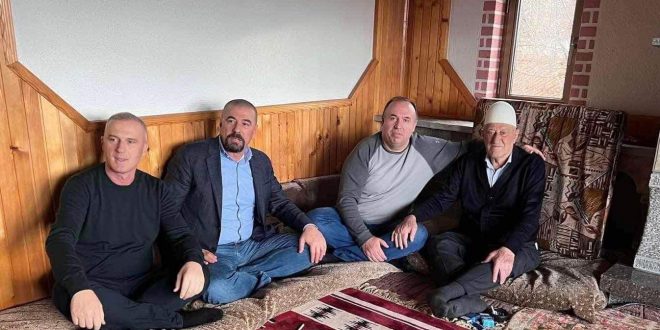 Ish-kryetari i Klinës, Sokol Bashota, ka vizituar sot babanë e ish-kryetarit të Kosovës, Hashim Thaçi.