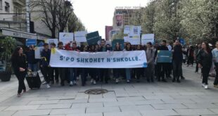 Nxënësit e shkollave të mesme të Prishtinës kanë protestuar me moton: “S’po shkohet në shkollë”, “Cilësi në arsim”, “Barazi, siguri, arsim”...