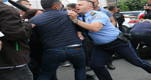 Banorët e fshatit Krushë e Vogël organizojnë pecion ndaj një zyrtari policor për sjellje jo korrekte gjatë protestës