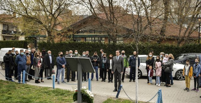 Kryeministri i vendit Albin Kurti i nderon dy dëshmorët e kombit, Naser Hajrizi dhe Asllan Pireva