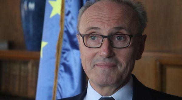 Ambasadori francez në Beograd, Jean Louis Falconi thotë se Kosova nuk e meriton liberalizimin e vizave