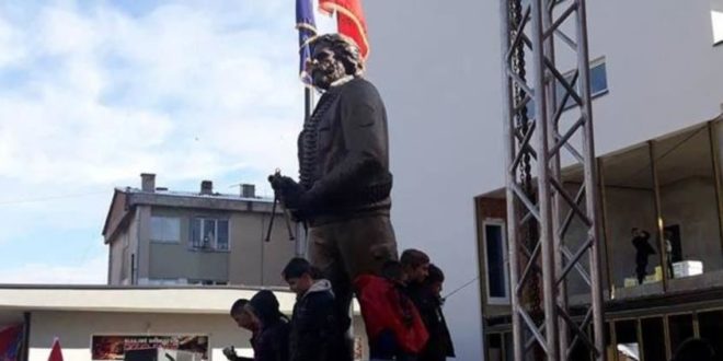 Në sheshin “Adem Jashari”, në Lipjan është përuruar shtatorja e komandantit legjendar të UÇK-së