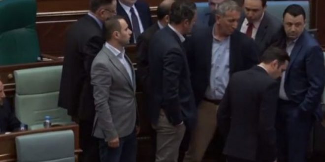 Zihen në Kuvend kryesuesi, Xhavit Haliti dhe deputeti, Arben Gashi