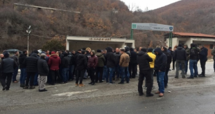 Dhjetëra protestues kanë vazhduar edhe sot protesten e tyre para hyrjes së minierës Trepça në Stantërg