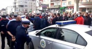 Ndërhynë Policia e Kosovës për t’i shpërndarë protestuesit që po kundërshtojnë reformat arsimore në Dardanë