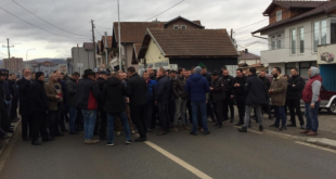 Mbi 100 persona kanë protestuar sot para Trepçës të shprehur pakënaqësinë e tyre me punësimet në këtë ndërmarrje