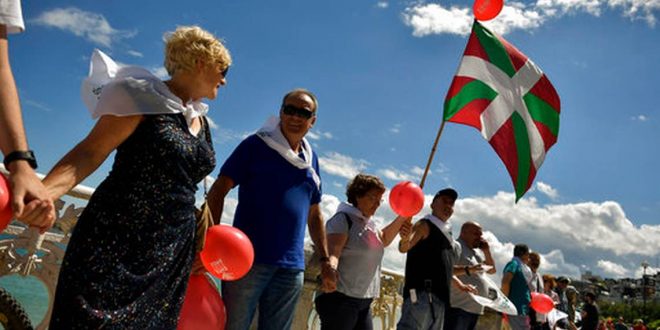 Mbi 175 mijë baskë të Spanjës, formuan një zinxhir njerëzor 200 km. të gjatë me kërkesë për pavarësi