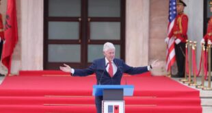 Bill Clinton ka mbajtur fjalimin e tij të parë në Tiranë, i emocionuar me pritjen unike që i është bërë sot nga populli shqiptar