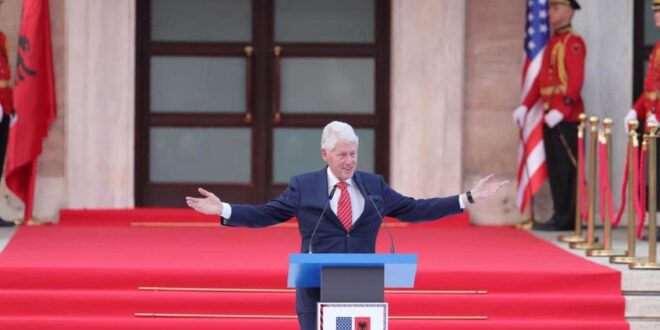 Bill Clinton ka mbajtur fjalimin e tij të parë në Tiranë, i emocionuar me pritjen unike që i është bërë sot nga populli shqiptar