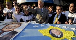 Clinton, Albright dhe gjenerali Clark i bashkëngjiten popullit të Kosovës në shënimin e 20 vjetorit të lirisë