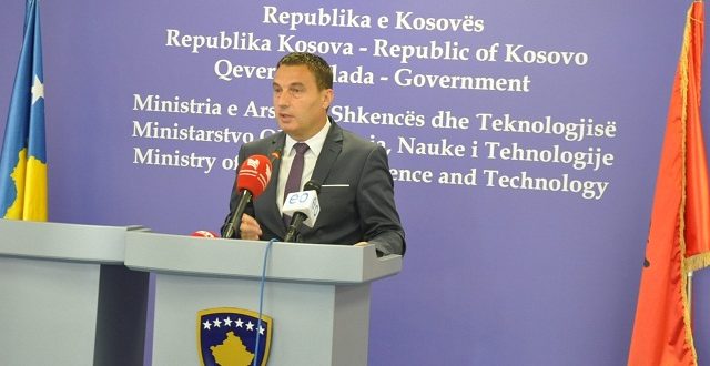 Ministria e Arsimit e ndalon përdorimin e thëngjillit për ngrohje në institucionet e arsimit parauniversitar në gjithë vendin