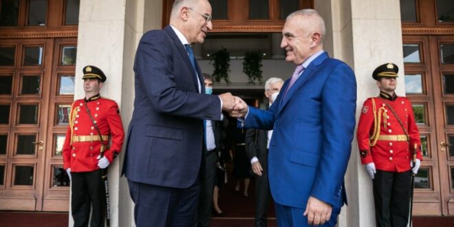 Ilir Meta shfajësohet para ministrit grek, Nikos Dendias duke fajësuar kryeministrin, Edi Rama