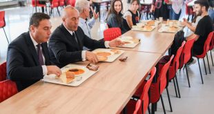 Kandidati për kryeministër nga koalicioni AAK-PSD, Ramush Haradinaj drekon me studentët në Qendrën e Studentëve