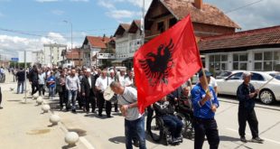 Skenderaj, me këngë e valle drejt qendrave të votimit