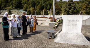 Gabriel Escobar, gjatë qëndrimit në Bosnje-Hercegovinë, ka bërë homazhe në Qendrën Përkujtimore të Srebrenicës