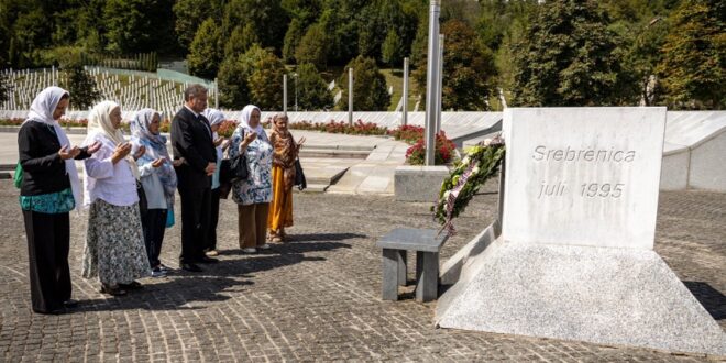 Gabriel Escobar, gjatë qëndrimit në Bosnje-Hercegovinë, ka bërë homazhe në Qendrën Përkujtimore të Srebrenicës