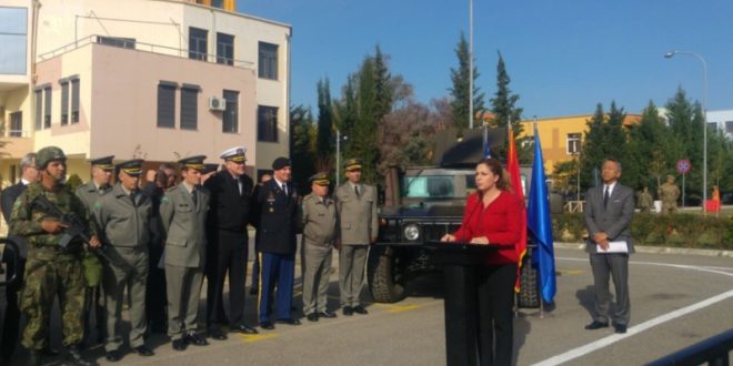 Amerika i ka dhuruar Shqipërisë një paketë automjetesh të blinduara të transportit