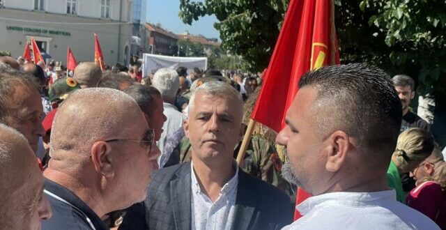 Sekretari i OVL-UÇK-së, Faton Klinaku, ka bërë me dije se organizatat e dala nga lufta e UÇK-së mbështesin protestën e organizuar kundër Gjykatës Speciale, nga partia Socialdemokrate e Kosovës. Kjo protestë do të mbahet sot në orën 14:00 në Sheshin Zahir Pajaziti, në Prishtinë. Organizatat e dala nga lufta e UÇK-së me këtë rast, iu bëjnë thirrje veteranëve, invalidëve dhe familjeve të dëshmorëve të luftës së UÇK-së që të marrin pjesë në protestën e së shtunës, te sheshi "Zahir PajazitiË në Prishtinë”, ka shkruar Klinaku në një postim të tij.