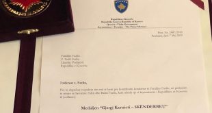 Kryeministri Haradinaj e dekoron familjen e heronjeve Fahri e Bahri Fazliu me medaljen “Gjergj Kastrioti – Skënderbeu”