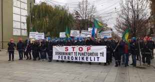 Punëtorët e kompanisë “Ferronikeli”, nën organizimin e Sindikatës së Pavarur protestuan para Qeverisë së Kosovës