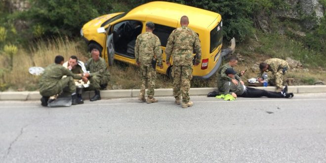 Pjesëtarë të FSK-së u dalin në ndihmë dy personave të aksidentuar në komunikacion