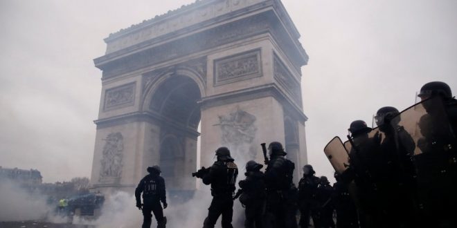 Protestuesit u përleshën me policinë në Paris dhe qytete të tjera të Francës, mijëra syresh dolën nëpër rrugë