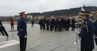 Kryeministri i Kosovës, Ramush Haradinaj bën homazhe në Prekaz, takohet me Rifat Jasharin