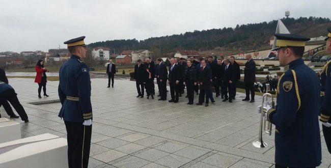 Kryeministri i Kosovës, Ramush Haradinaj bën homazhe në Prekaz, takohet me Rifat Jasharin