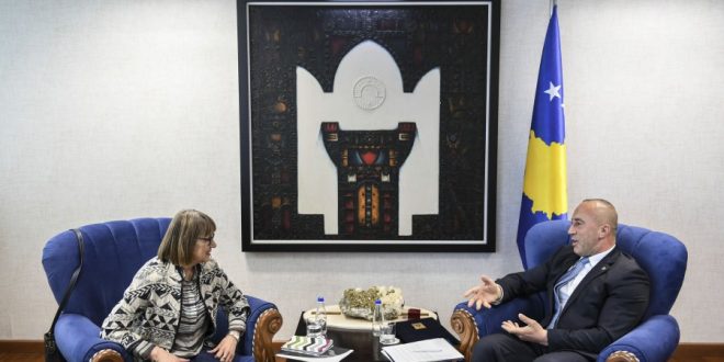 Kryeministri i vendit, Ramush Haradinaj i dhuron Natashha Kandiqit 'Hartën e Artë të Kosovës'