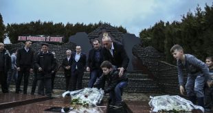 Kryeministri i vendit, Ramush Haradinaj viziton familjen e dy dëshmorëve Përparim dhe Adrian Krasniqi