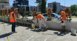 Serbët në veri kanë protestuar kundër punimeve në murin afër urës kryesore mbi Lumin Ibër, ku u fshi një flamur serb