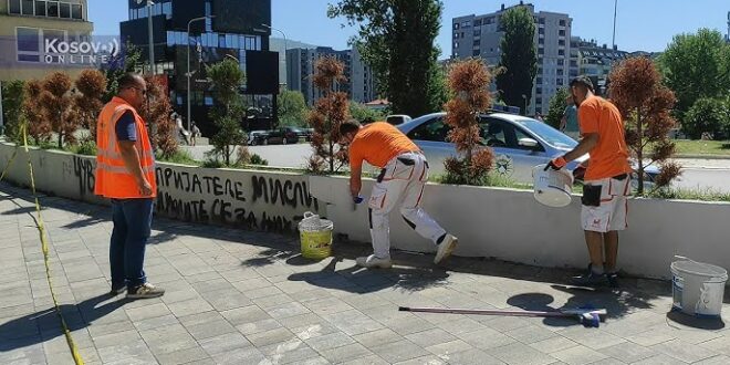 Serbët në veri kanë protestuar kundër punimeve në murin afër urës kryesore mbi Lumin Ibër, ku u fshi një flamur serb