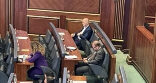 Dy ish- deputetet e Vetëvendosjes tashmë të pavarur, Fatmir Humolli e Haki Abazi, do të bisedojnë për një grup të ri parlamentar