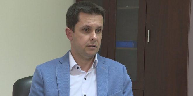 Epidemiologu Ilir Alimehmeti: Varianti Omicron është më i lehtë se gripi dhe që prek vetëm rrugët e sipërme respiratore