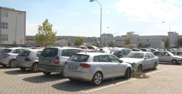 Mbi 20 mijë euro në muaj siguron QKUK-ja nga parkingu, por pa siguri e as hapësirë të mjaftueshme për automjetet