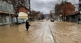 Qeveria ka bërë të ditur se përballja me përmbytjet e shkaktuara nga reshjet atmosferike po vazhdon edhe sot