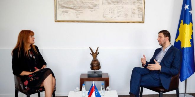 Memli Krasniqi e takon shefen e Misionit të Ambasadës së Luksemburgut në Kosovë, Natacha Gomes