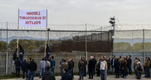 Aktivistët e Vetëvendosjes dhe familjarë të tyre protestuan para ndërtesës së Burgut të Lypjanit