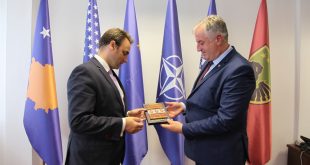 Ministri i Mbrojtjes, Rrustem Berisha, priti në takim lamtumirës ambasadorin e Mbretërisë së Bashkuar në Kosovë, Ruairi O’Connell